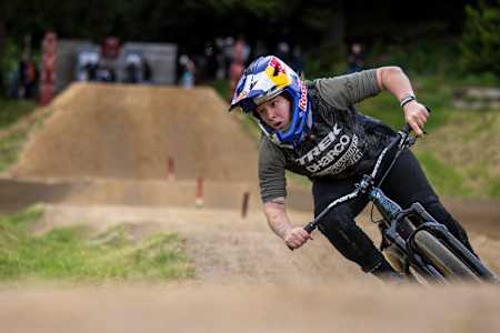 Harriet Burbidge-Smith performt während der Rockshox Pump-Track Finals während Crankworx Rotorua 2021 in Neuseeland. 