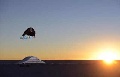 L'incroyable skateur finlandais Jaakko Ojanen plaque un ollie en skateboard en Bolivie.