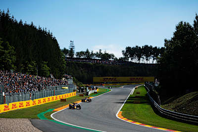 Sergio Pérez y Max Verstappen conducen en el circuito de Spa-Francorchamps durante la edición 2022 del Gran Premio de Fórmula 1 de Bélgica.