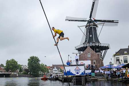 Un concurrent avec une perche lors du Red Bull Fierste Ljepper aux Pays-Bas.