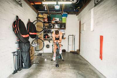 Il triatleta Matthew Trautman si allena a Città del Capo, in Sudafrica. 