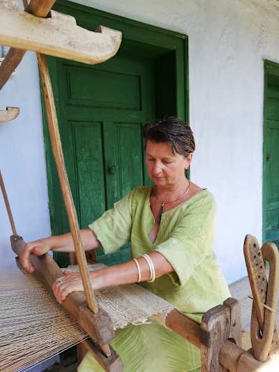 Florica Zaharia țese cânepă