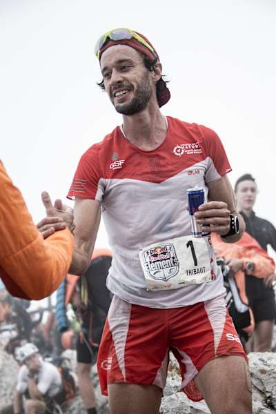 Thibaut Baronian boit un Red Bull après le Red Bull Elements en 2018.