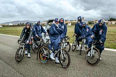Die neun Fahrer des Teams Red Bull-BORA-hansgrohe wärmen sich auf, bevor das Projekt startet. 