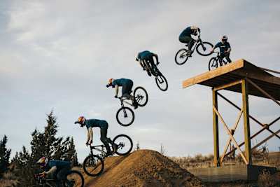 Le pilote de VTT Slopestyle Carson Storch envoie un 360 back en Mountain Bike Slopestyle.