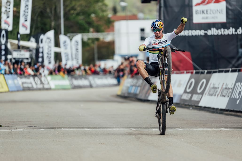 Martin Vidaurre celebra haber ganado la carrera de la Copa mundial sub-23 XCO 2022 en Albstadt, Alemania.