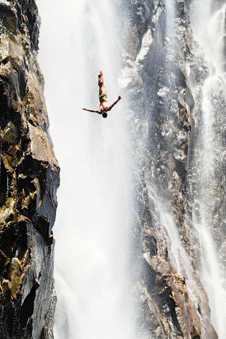 Jonathan Paredes Dives Victoria Falls