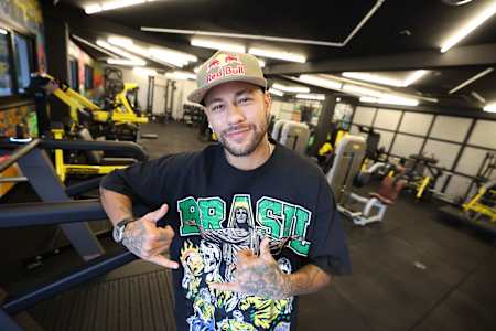 Le footballeur brésilien Neymar Jr salue la caméra dans une salle de sport