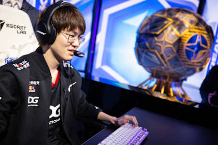 Edward Gaming's Tian 'Meiko' Ye at the League of Legends World Championships 2021.