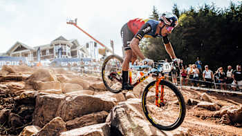 Le cycliste roumain Vlad Dascălu affronte la piste de la Coupe du monde de VTT cross-country UCI 2021 à Snowshoe aux États-Unis.