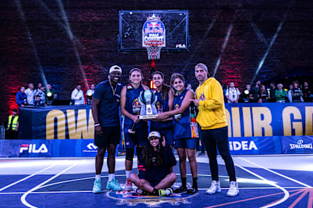 Egypt's women's team with Chris Matthews and Dušan Bulut