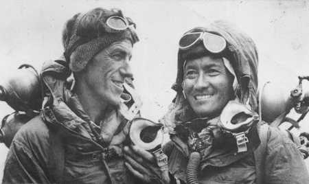 Tenzing Norgay y Edmund Hillary después de conquistar el Everest.
