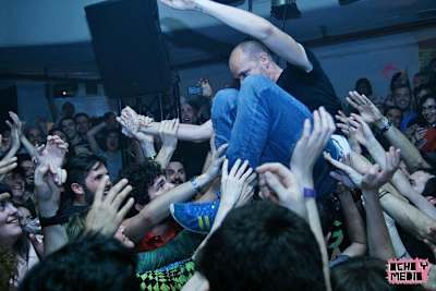 Despedida del Ochoymedio en la Sala Flamingo (Madrid). Guille Milkyway, de La Casa Azul, se mezcla con el público durante su actuación, en abril de 2011.