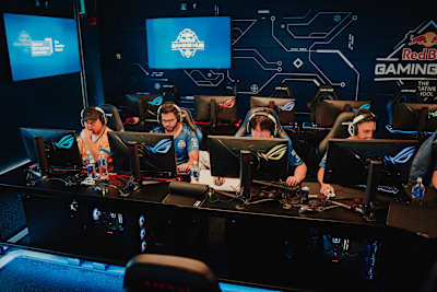 The squad and their coach pulled up to the Red Bull Gaming Hub at Toronto Metropolitan University for some last minute practice.