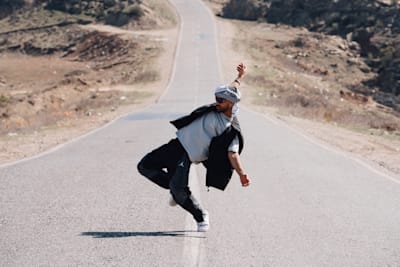 „Majid tanzt Freestyle auf dem Highway mitten in den kurdischen Bergen.“ – Dieser Bobby 
