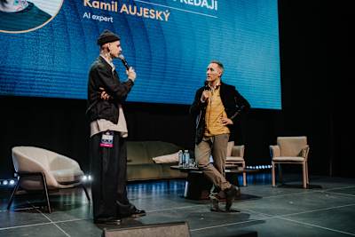 Takto Kamil chodí po konferenciách a hlása, že AI je pre každého