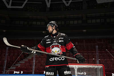 SHL-ishockeyspelaren och Malmö Redhawks-backen Seth Barton poserar i Malmö Arena i Malmö Sverige i mars 2026. 