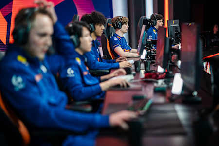 Les joueurs de l'équipe esport League of Legends de la Karmine Corp jouent lors d'un match de la LEC 2024.