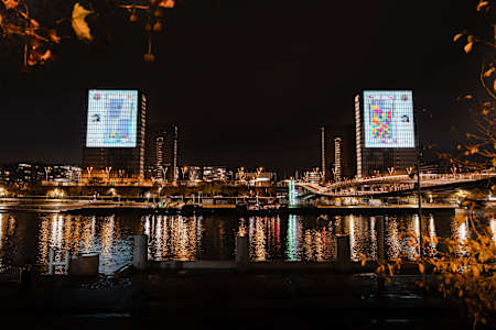 Gameplay vom Red Bull Tetris®-Nationalfinale in Frankreich, projiziert auf die Türme der Nationalbibliothek in Paris, Frankreich am 29. November 2025.