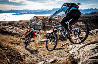 Zwei Mountainbiker auf einem Trail in Flims