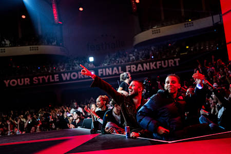 Leon V e Caine no meio da galera durante a Final Mundial do Red Bull Dance Your Style 2023.