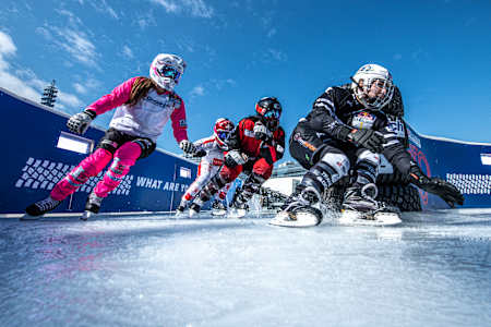 Amanda Trunzo affronte d'autres patineurs lors d'une course de patinage de descente.