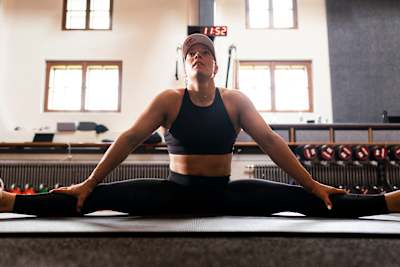 L'athlète professionnelle hongroise de CrossFit Laura Horvath s'étire lors d'un entrainement fitness. 