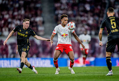 Assan Ouédraogo a labdát bűvöli az 1. FC Köln ellen