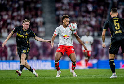 Assan Ouédraogo, do RB Leipzig, observa a bola durante a partida contra o 1. FC Köln.