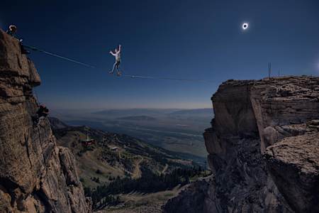 Güneş tutulması esnasında Alex Mason