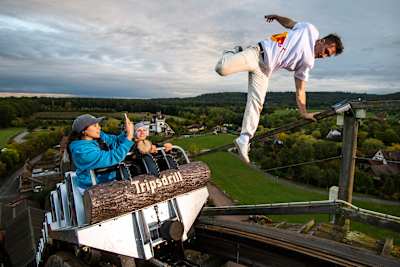 Freerunning-Profi Jason Paul, Krystian Kowalewski und Silke Sollfrank performen während der Dreharbeiten zu Jason Paul's Wild Ride im Erlebnispark Tripsdrill.