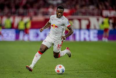 Ridle Baku of RB Leipzig looks after the ball.