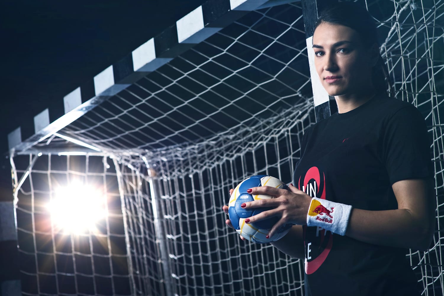 Interviu: Cristina Neagu e de neoprit