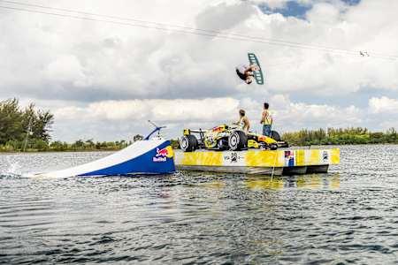Liam Lawson, Arvid Lindblad ve wakeboard sporcusu Guenther Oka, 29 Nisan 2026’da ABD’nin Florida eyaletindeki Miami’de VCARB’nin Miami Grand Prix özel tasarımını görücüye çıkardı.