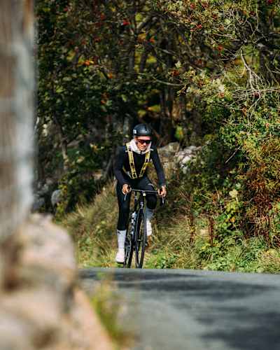 Ronja Bjørnstad tråkket til på den 375 kilometer lange distansen, i det som bare var èn av tre deløvelser på The Brutal Extreme Double Triathlon i Wales