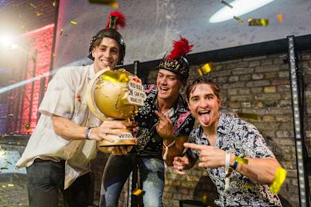 Echipa Gladiators își sărbătorește victoria după Red Bull Can You Make It? 2024 în Berlin, Germania, la 28 mai 2024. 