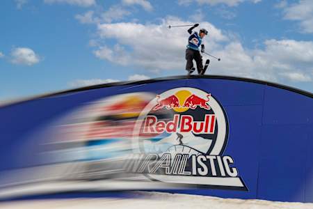 Skidåkaren Melvin Seliberg railar på regnbågsrampen under freeskieventet Red Bull Unrailisitc 2026 i Åre Sverige