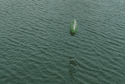 Isto é o que acontece quando uma melancia atinge a água a 27 metros de altura