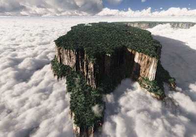 Las escarpadas montañas llenas de árboles se elevan entre las nubes en Venezuela.