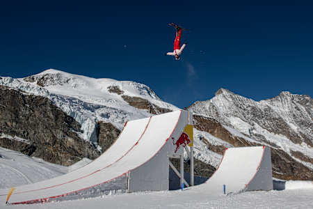 Noé Roth performs in Saas Fee, Switzerland on October 2021  