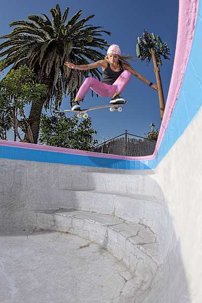 Leticia Bufoni andando de skate no The Pink Hotel
