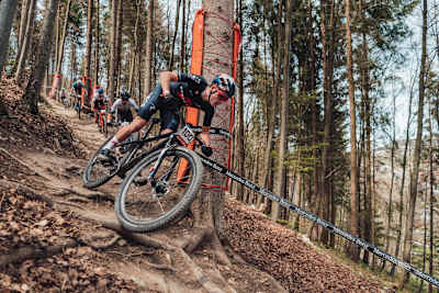 Le rider VTT Tom Pidcock descend la piste lors d'une compétition de VTT cross-country.
