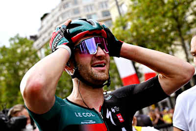 Jordi Meeus wins on the Champs-Élysées
