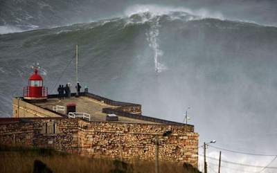 Le surfeur big wave Garrett McNamara surfe une grosse vague sur le spot de Nazaré au Portugal.