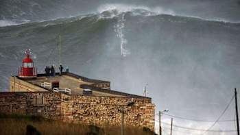 Garrett McNamara na Nazaré, Portugal.
