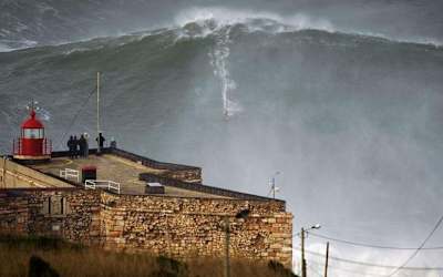 Le surfeur big wave Garrett McNamara surfe une grosse vague sur le spot de Nazaré au Portugal.