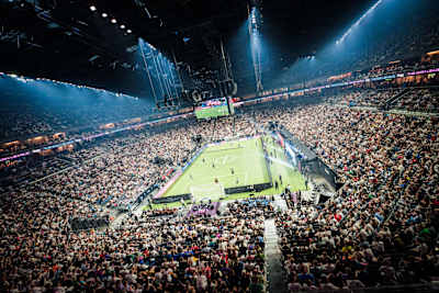 Blick auf das Spielfeld der Icon League von der Tribüne in der Lanxess Arena.
