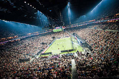 Blick auf das Spielfeld der Icon League von der Tribüne in der Lanxess Arena.