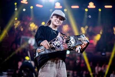Ami, de Japón, sostiene el cinturón de ganadora durante la Final Mundial de B-Girls del Red Bull BC One en Hallenstadion en Zúrich, Suiza, el 29 de septiembre de 2018. 