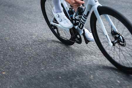 Wenn die rotierende Masse am Rennrad – Laufräder und Reifen – leicht ist, bringt das viele Vorteile für die Fahrperformance.